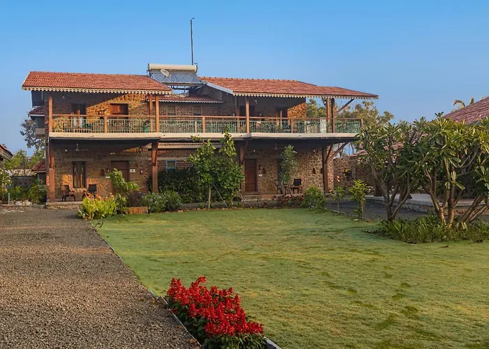 Saffronstays Lake House Bouganvillea: Rustic Lakeside Villa with Pool Nashik